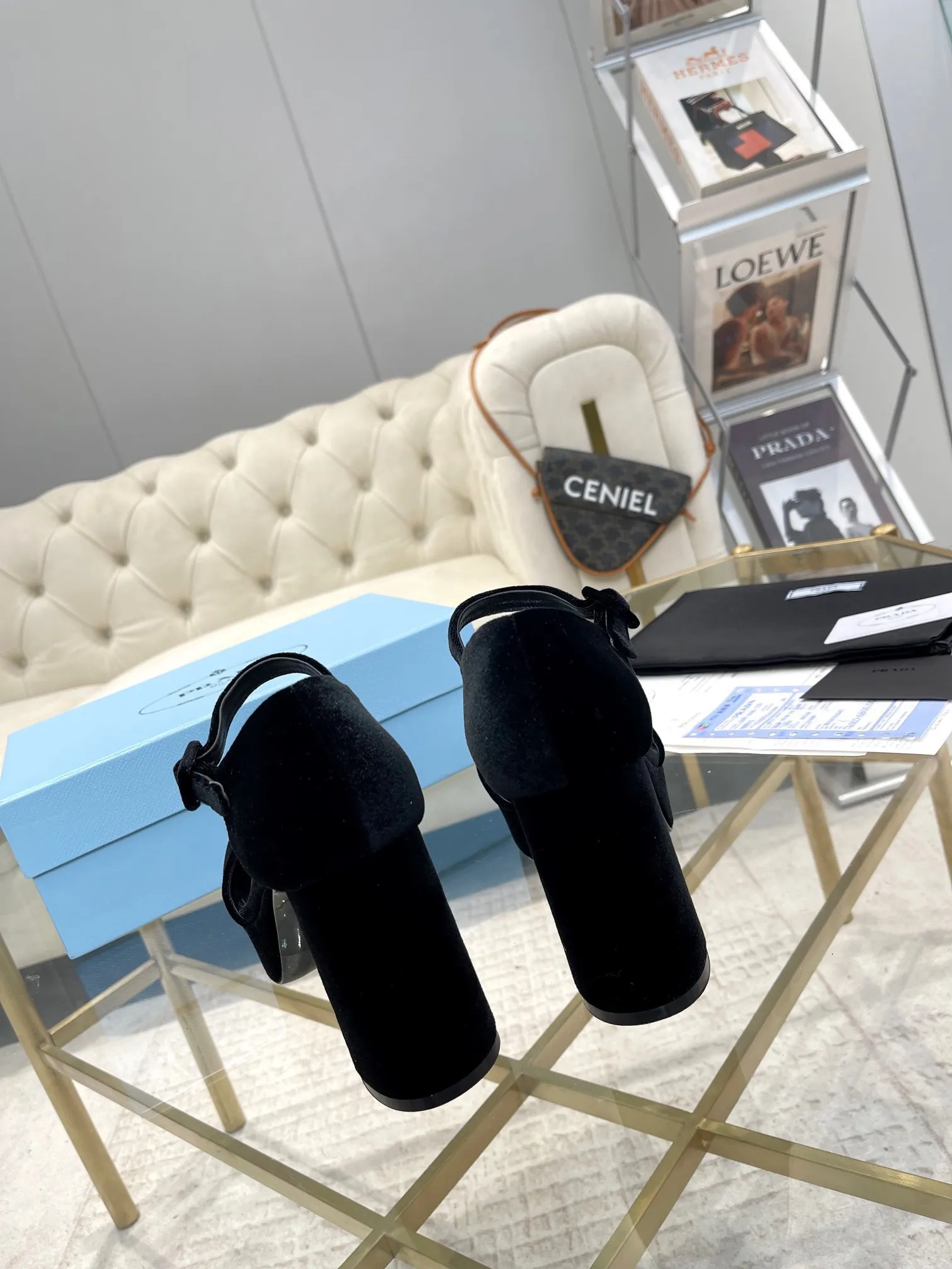 👟👟Ex-factory price 600👟👟 (imitation leather bottom-20) New arrival 👉Ready stock👈Remove the original board and make a 1:1 replica‼ ️The highest version ✅2024Prada early spring catwalk hot style 😘Latest spring style Thick heel square toe water platform series (genuine leather outsole) (simulated leather sole) A must-have for goddesses, super beautiful on the feet 👉The upper is made of imported original velvet, soft and textured, lining + foot pads, imported sheepskin lining, breathable and comfortable, private model water platform, heel, water platform 3M, heel height 9.5M Code number 35M-39M (34 40 4142 customized, non-refundable and non-exchangeable)